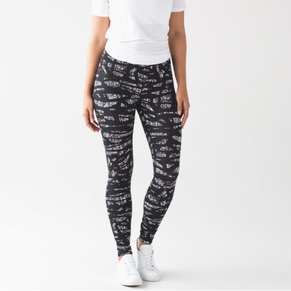 Lululemon Wunder Under Pant Hi-Rise Graf Black White Abstract Leggings size 6